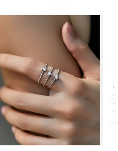 Vue détaillée de trois bagues empilables en argent S925 avec moissanite de forme cœur