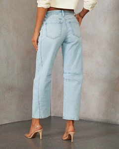 Vista posteriore dei jeans a gamba dritta azzurri da donna con vestibilità comoda e larga