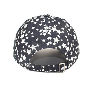 Détail de la casquette de baseball noire à étoiles montrant la sangle réglable
