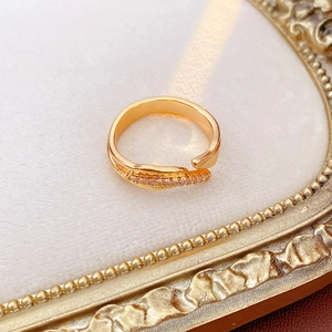 Gros plan sur une bague ajustable plaquée or avec pavé de zircons sur cadre vintage