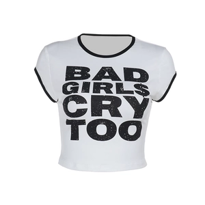 Detail von BAD GIRLS CRY TOO Slogan auf weißem T-Shirt mit schwarzem Kontrastrand