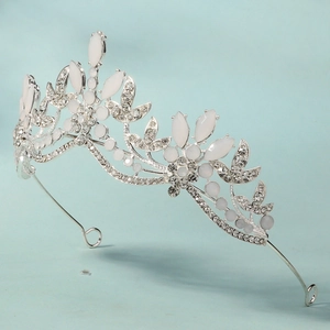 Dettaglio corona da sposa con opali bianchi e cristalli trasparenti su base in argento