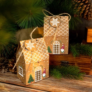 Detalle de caja de regalo de papel kraft de casita con cordel rústico y etiqueta