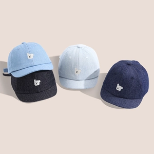 Casquettes en denim pour enfants avec broderie chiot en tons bleu et gris clair