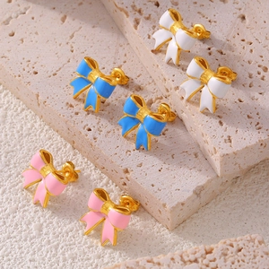 Orecchini a fiocco placcati oro 18k con finitura in smalto bianco, blu e rosa