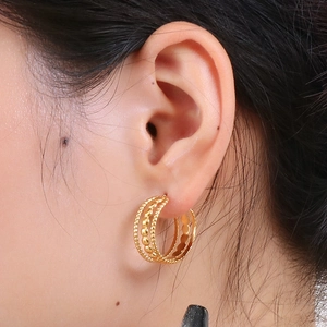 Boucles d'oreilles vintage françaises dorées en forme de C avec texture perlée