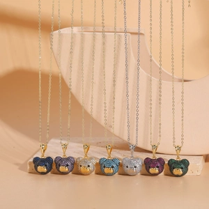 Gros plan de colliers pendentifs ours en zircon coloré plaqués or et argent