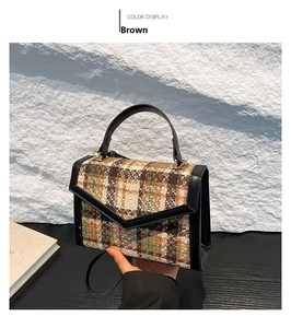Detailansicht der braunen karierten Tweed-Umhängetasche mit schwarzem Lederbesatz