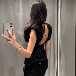 Robe courte sexy à paillettes noires avec dos nu et détails de laçage croisé