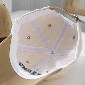 Détail de l'intérieur de la casquette panda avec bandeau et coutures renforcées