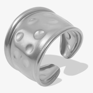 Vue rapprochée de la bague en acier inoxydable 304 avec texture martelée argentée large