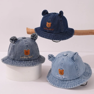 Cappello da sole in denim per bambini con ricamo di orso in tre toni di blu
