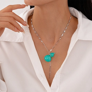 Collier en argent style chinois moderne avec gourde en résine verte et pompon