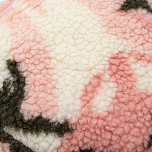 Gros plan sur le tissu polaire sherpa épais avec motif camouflage rose et vert