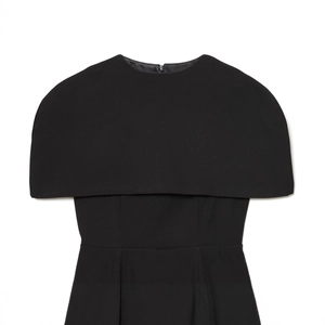 Robe cape noire sans manches avec encolure carrée en tissu de costume haut de gamme