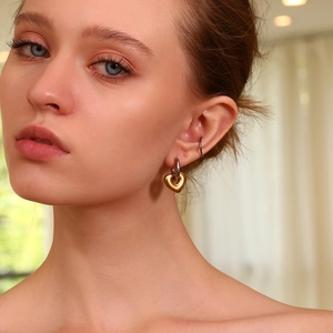 Eleganti orecchini a cuore placcati oro 18K con design bicolore e cerchi intrecciati