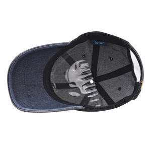 Détail de la doublure intérieure et du bandeau de la casquette en denim délavé avec C