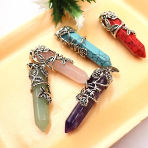 Lot de cinq pendentifs en cristal hexagonal naturel avec fil de fleur en argent vintage