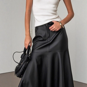 Jupe midi élégante en similicuir noir à taille haute avec une coupe sirène chic