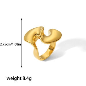 Detailed view of an 18k gold plated S-shaped spiral ring with size and weight specs
