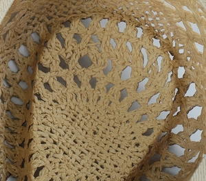 Dettaglio della trama a trama intrecciata su un cappello da cowboy in paglia