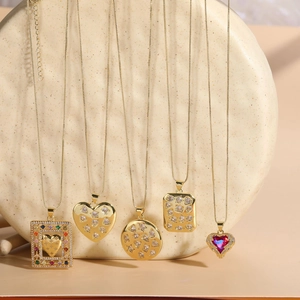 Détail de cinq colliers plaqués or 14K avec pendentifs géométriques en zircon et cœur