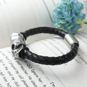 Geflochtenes Lederarmband mit silbernen Totenköpfen und Magnetverschluss für Herren