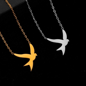 Collier hirondelle minimaliste en finition or et argent avec surface polie