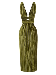 Détail de la robe longue vert olive sans manches avec col en V profond et plissé