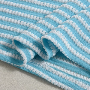 Dettaglio ravvicinato del tessuto a maglia a righe bianche e blu con trama 3D a onde