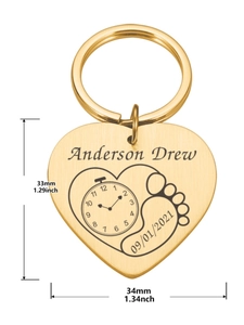 Dimensions détaillées du porte-clés cœur doré personnalisé avec gravure de pieds de bébé