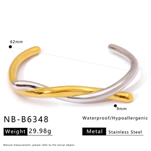 Détail du bracelet torsadé bicolore en acier inoxydable montrant taille 62mm et 29,98g