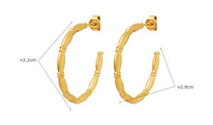 Detail of C-shaped gold-plated hoop earrings with unique bamboo texture, 3.2cm diameter