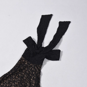 Détail du décolleté en dentelle noir et or avec ruban décoratif élégant