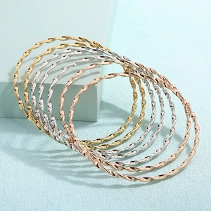 Wellenförmige Gedrehte Metall Armreifen Edelstahl Stapelbare Urban Fashion Schmuck Für Damen Mehrfarbig