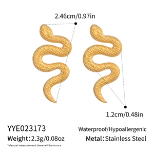 Détails des boucles d'oreilles serpent en acier plaqué or 18K avec dimensions exactes