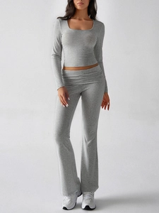 Vue détaillée ensemble gris haut à col carré manches longues et pantalon yoga évasé