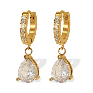 Élégantes boucles d'oreilles dorées avec cristaux de zircon poire et pavage étincelant