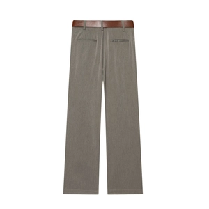 Pantalon gris minimaliste à taille haute et jambes larges avec ceinture en cuir marron