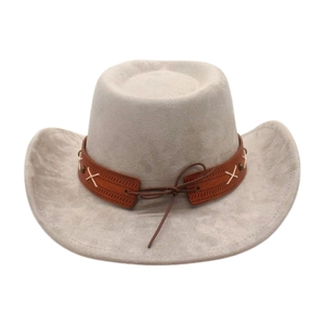 Detail eines hellgrauen Western-Cowboyhuts mit braunem Lederband und Kreuzstich-Design