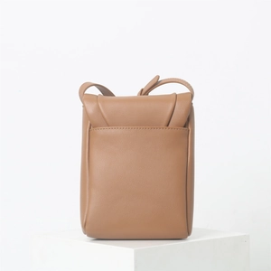 Détail d'un sac pour téléphone en cuir PU marron avec rabat et texture délicate