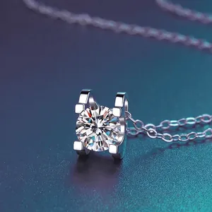 Collier en Argent Sterling 925 Moissanite Taille Ronde Pendentif Tête de Taureau pour Femme Zirconia Bijoux Simple Commuter Cadeau