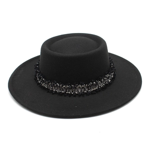 Elegante sombrero boater de fieltro de lana negro con cinta de tweed y flecos de moda