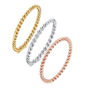 Minimalistische gedrehte Ringe in Gold, Silber und Roségold aus poliertem Titanstahl