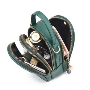 Mini sac à dos vert matelassé en similicuir avec compartiments zippés et espace de rangement