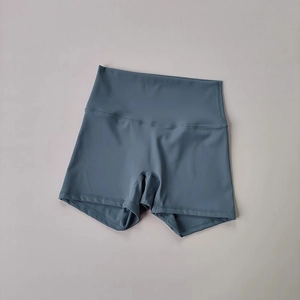 Dettaglio in piano dei pantaloncini da yoga blu grigio a vita alta con fascia addominale