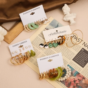 Set di orecchini vintage francesi con farfalle e perle in finitura oro lucido