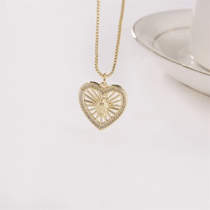 Collana con ciondolo a cuore placcata oro con rilievo e zirconi colorati