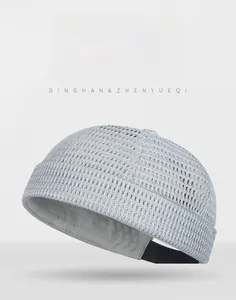 Dettaglio del berretto docker in mesh traspirante grigio chiaro con cinturino regolabile