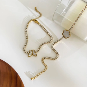 Bracelet vintage français plaqué or 18K avec papillon fleur nacre blanche et zircons